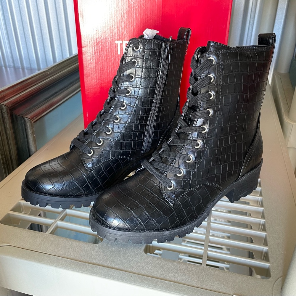 True Craft Women's Black Croco-BX Boots
